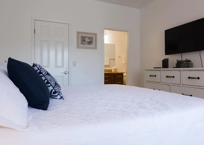 Modern Retreat In Ahwatukee Heated Pool Gym Apartment *